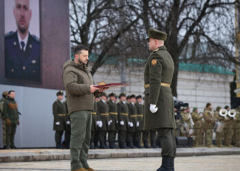 Зеленський вручив нагороди та бойові прапори військовим