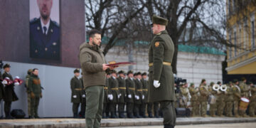 Зеленський вручив нагороди та бойові прапори військовим