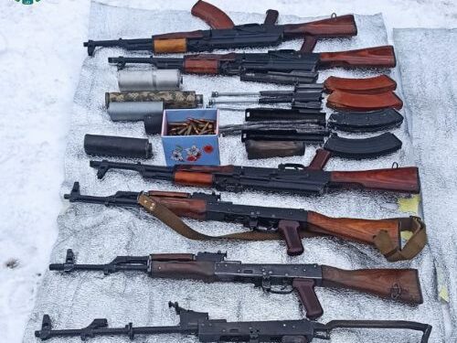 На Житомирщині у чоловіка вилучено майже 2 000 одиниць зброї, вибухівки та боєприпасів. ФОТО | Кримінальні новини