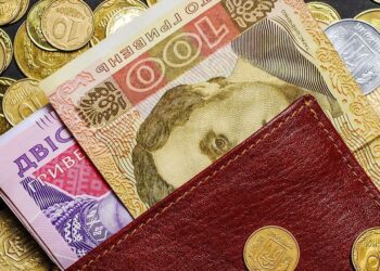 Українцям пообіцяли підвищити зарплати майже у два рази