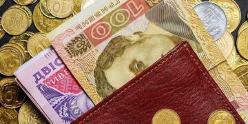 Українцям пообіцяли підвищити зарплати майже у два рази