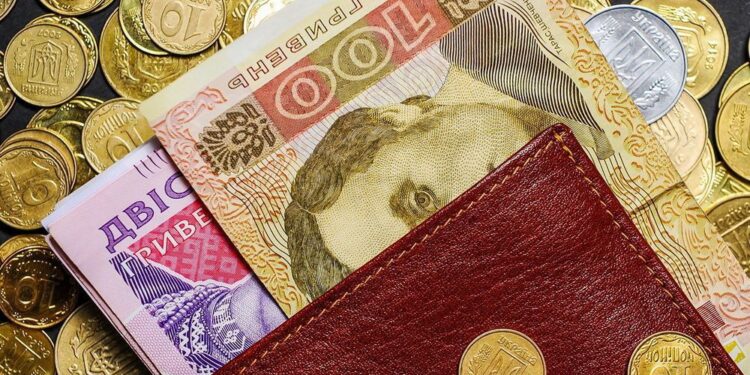 Українцям пообіцяли підвищити зарплати майже у два рази