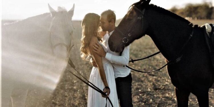 Двоє мелітопольців вивезли з окупації до Одещини коней і відроджують джигітовку