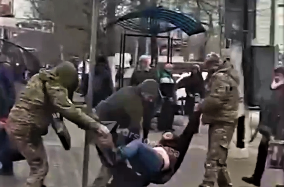 На допомогу російській пропаганді: співробітники одеських військкоматів продовжують порушувати закон і хапати людей просто на вулицях (відео)