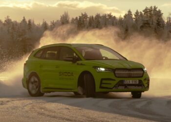 Проехал боком: Skoda Enyaq RS установил рекорд Гиннесса по дрифту — АВТО НОВОСТИ