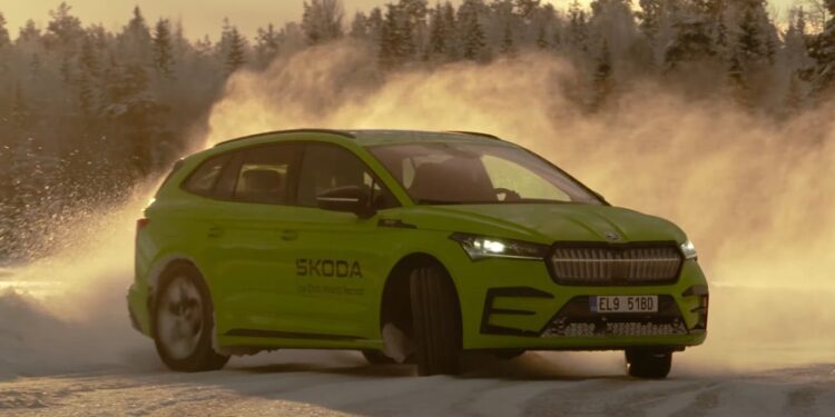 Проехал боком: Skoda Enyaq RS установил рекорд Гиннесса по дрифту — АВТО НОВОСТИ