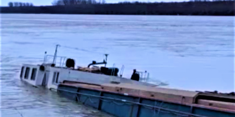 У порту Одеської області затонула баржа з 860 тоннами пшениці