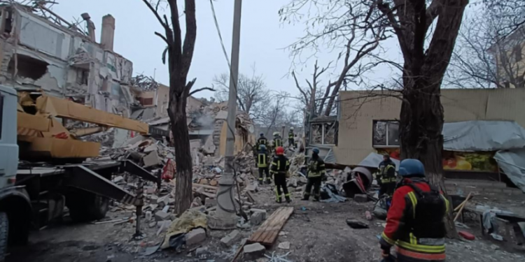 Удар по Краматорську: з-під завалів дістали тіла трьох загиблих