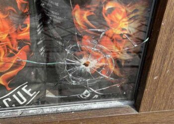 В Измаиле на «Пылинке» разлетевшийся из-под колес спецмашины щебень разбил стеклопакеты в торговых бутиках