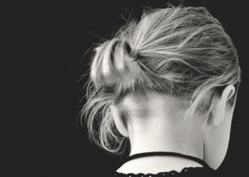 В Одеській області неповнолітня дівчина вистрибнула з вікна