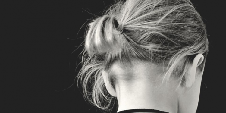 В Одеській області неповнолітня дівчина вистрибнула з вікна