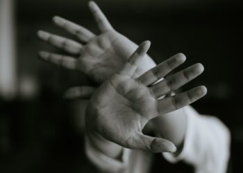 Уход за человеком с ПТСР может вызвать стресс: как помочь себе