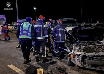У Тернополі внаслідок ДТП водія та двох пасажирів легковика затисло у розтрощеному салоні. ФОТО | Кримінальні новини