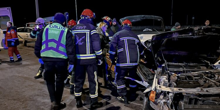 У Тернополі внаслідок ДТП водія та двох пасажирів легковика затисло у розтрощеному салоні. ФОТО | Кримінальні новини