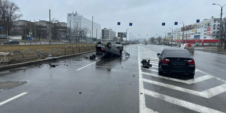 У Харкові юний водій «BMW 335I» спровокував ДТП, в якій постраждали дві жінки. ФОТО | Кримінальні новини