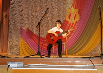 Арцизька школа мистецтв: «Пишаємося нашим випускником Віктором Цапенко — стильним юнаком з гітарою в руках»