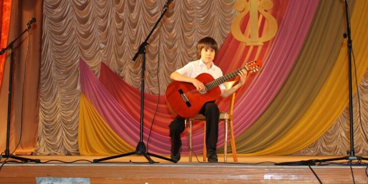 Арцизька школа мистецтв: «Пишаємося нашим випускником Віктором Цапенко — стильним юнаком з гітарою в руках»