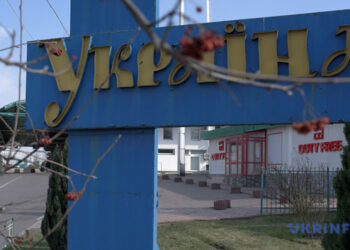 МКІП готує зміни до порядку виїзду за кордон артистів, митців і журналістів