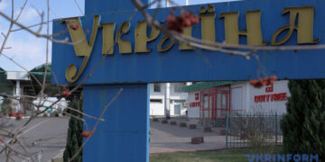 МКІП готує зміни до порядку виїзду за кордон артистів, митців і журналістів