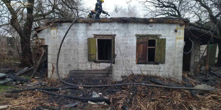 Під час пожежі у селищі на Дніпропетровщині трагічно загинула літня жінка. ФОТО | Кримінальні новини