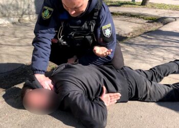 У Херсоні ювенальний поліцейський затримав жорстокого кривдника пенсіонерки | Кримінальні новини