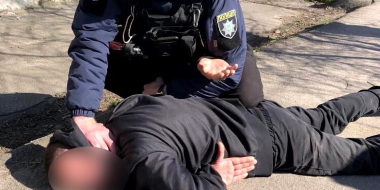 У Херсоні ювенальний поліцейський затримав жорстокого кривдника пенсіонерки | Кримінальні новини