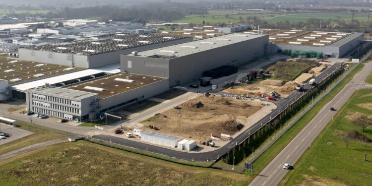 Mercedes-Benz начал строительство первого завода по переработке батарей электромобилей — АВТО НОВОСТИ