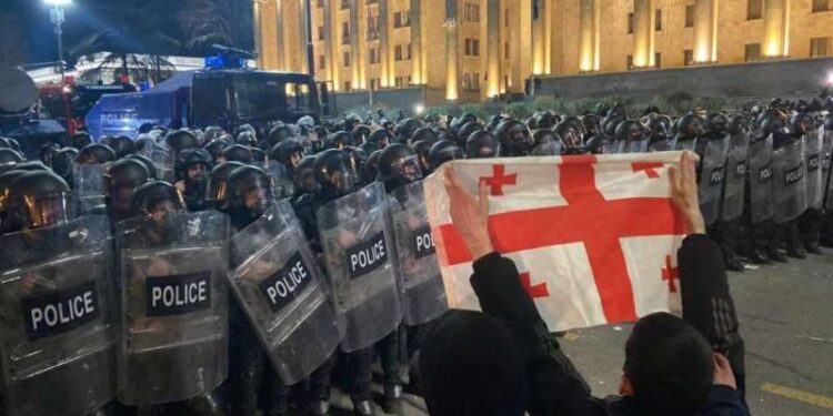 Сутички з поліцією та десятки арештованих — що відомо про масові протести в Грузії та реакцію світу на це