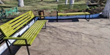 В паркових зонах Арциза почали встановлювати нові вуличні лавки