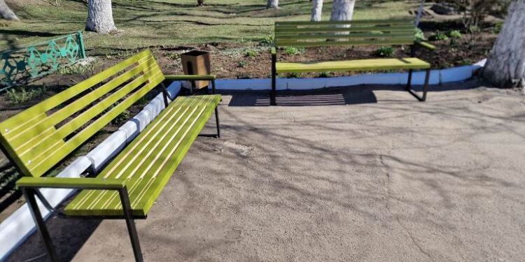 В паркових зонах Арциза почали встановлювати нові вуличні лавки
