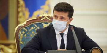 Владимир Зеленский подписал закон о штрафах за неношение маски