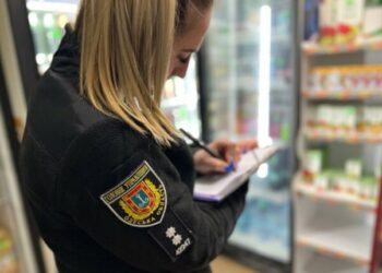 За продаж слабоалкогольних напоїв підліткам на Одещині оштрафували двох продавчинь — Новини Одеської області