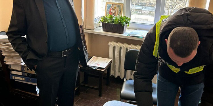 Торгував довідками про непридатність до військової служби — у Києві затримано завідувача медзакладу. ФОТО | Кримінальні новини