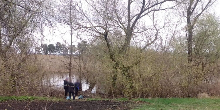 Поліція Полтавщини встановлює обставини загибелі чоловіка, тіло якого дістали з річки | Кримінальні новини