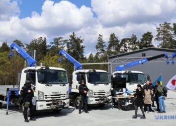 Японські партнери передали рятувальникам шість кранів-вантажівок