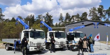 Японські партнери передали рятувальникам шість кранів-вантажівок
