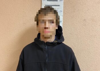 У Києві поліцейські затримали молодика, який вдарив ножем у живіт власного батька. ФОТО | Кримінальні новини