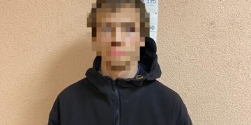 У Києві поліцейські затримали молодика, який вдарив ножем у живіт власного батька. ФОТО | Кримінальні новини