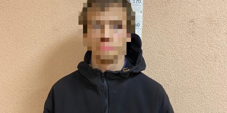 У Києві поліцейські затримали молодика, який вдарив ножем у живіт власного батька. ФОТО | Кримінальні новини