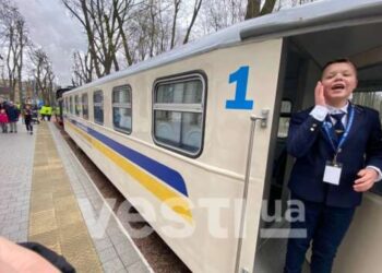 В Киеве торжественно открыли детскую железную дорогу: видео