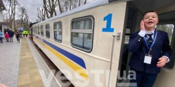 В Киеве торжественно открыли детскую железную дорогу: видео