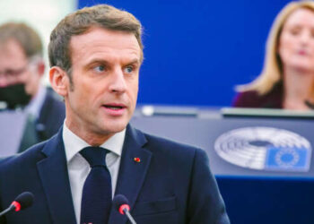 Макрон повысил пенсионный возраст до 64 лет: в Париже вспыхнули протесты