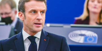 Макрон повысил пенсионный возраст до 64 лет: в Париже вспыхнули протесты