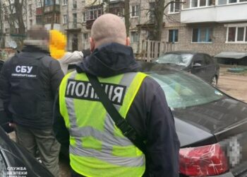Українські та польські правоохоронці викрили шахраїв, які заробляли на «евакуації» з Бахмута