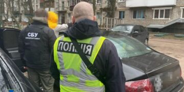 Українські та польські правоохоронці викрили шахраїв, які заробляли на «евакуації» з Бахмута