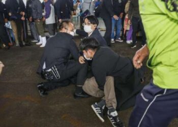 Во время выступления японского премьера прогремел взрыв: видео