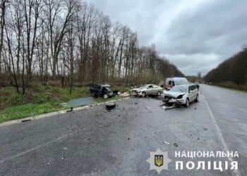 Поліція Вінниччини встановлює обставини потрійної ДТП, в якій загинуло подружжя. ФОТО | Кримінальні новини