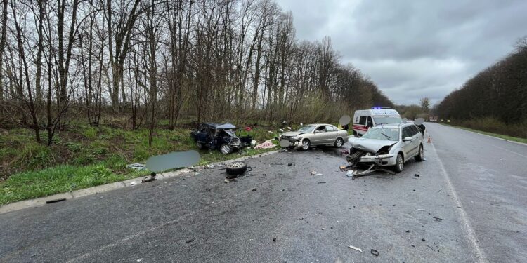 Поліція Вінниччини встановлює обставини потрійної ДТП, в якій загинуло подружжя. ФОТО | Кримінальні новини