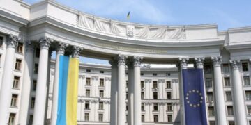 У МЗС обурені новою спробою Папи Франциска прирівняти жертву війни та агресора