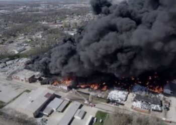 В США произошел масштабный пожар на заводе по переработке пластика: видео